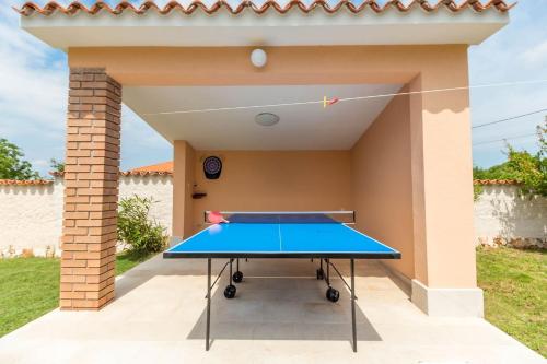 Stolní tenis v ubytování Villa Tramonto 4 stars, Krnica nebo okolí