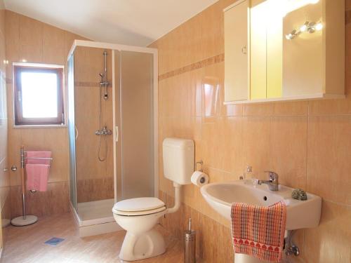 W łazience znajduje się toaleta, umywalka i prysznic. w obiekcie Villa Tramonto 4 stars, Krnica w mieście Krnica