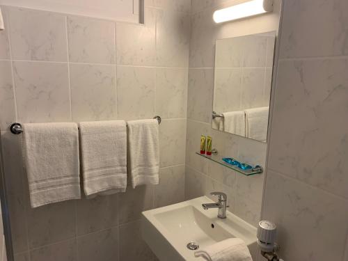 Bilik mandi di Eh!Toi Self Motel