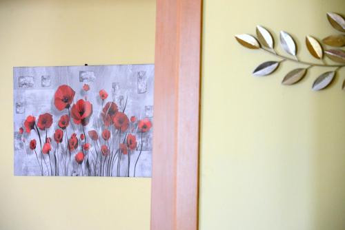 a painting of red poppies on a wall at "La casa di Mariagrazia" Appartamento 4 locali in Sammichele di Bari