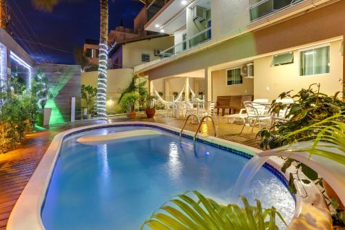 uma piscina em frente a uma casa em Pousada Tissiano em Florianópolis