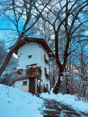 a building with a balcony in the snow at Il Roccolino in Valsecca