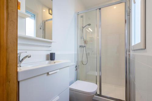 a bathroom with a shower and a toilet and a sink at Carrasco 4 in Vélez-Málaga