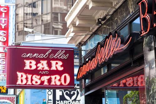um sinal de bar e bistro no lado de um edifício em The Mosser Hotel em São Francisco