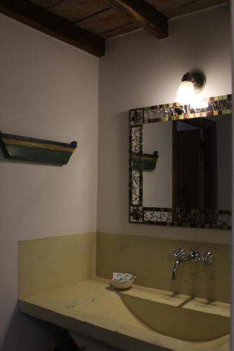 un bagno con lavandino e specchio di Casa El Drago a La Cumbre