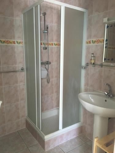 y baño con ducha y lavamanos. en Gite de Kermoel, île de Bréhat, en Kernascléden
