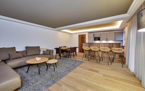 a living room with a couch and a table at City Suites Murnau in Murnau am Staffelsee