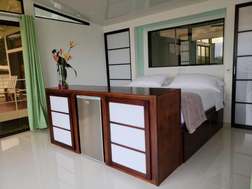 Una cama o camas en una habitación de Hotel Laguna Arenal