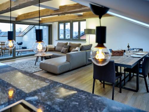 a living room with a couch and a table at City Suites Murnau in Murnau am Staffelsee