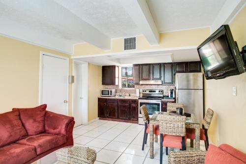 Η κουζίνα ή μικρή κουζίνα στο Royal Inn Beach Hutchinson Island