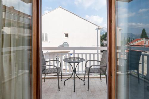 a balcony with a table and chairs on a balcony at Villa Voinic 3 in Cavtat