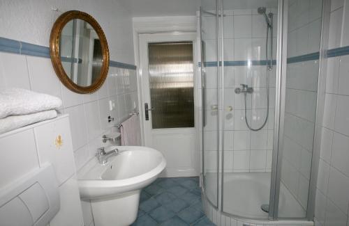フレンスブルクにあるFördequartierのバスルーム(シャワー、洗面台、トイレ付)