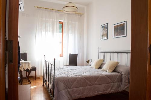 a bedroom with a bed and a window at Happy Rooms in Easy House 2 in Naples