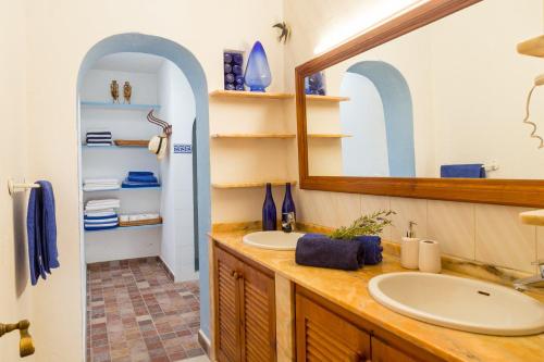 La salle de bains est pourvue d'un lavabo et d'un miroir. dans l'établissement Can Agustín, à Santa Eulària des Riu