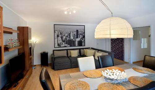 ein Wohnzimmer mit einem Tisch und einem Sofa in der Unterkunft Haus Daniela Superior in Cochem