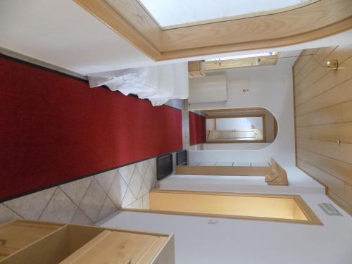 ein kleines Zimmer mit einem Bett und einem Spiegel in der Unterkunft Appartement Prieth in Reschen
