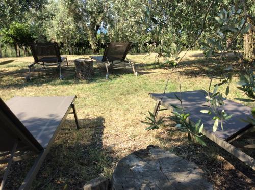 two chairs and a table in a yard at Agriturismo Tenuta la Pergola in Bardolino