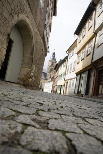 an old cobblestone street in a city with buildings at WAGNERS Seehotel Schleusingen in Schleusingen