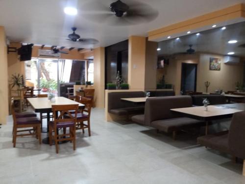 a dining room with tables and chairs in a restaurant at Hotel Cabildos in Tapachula