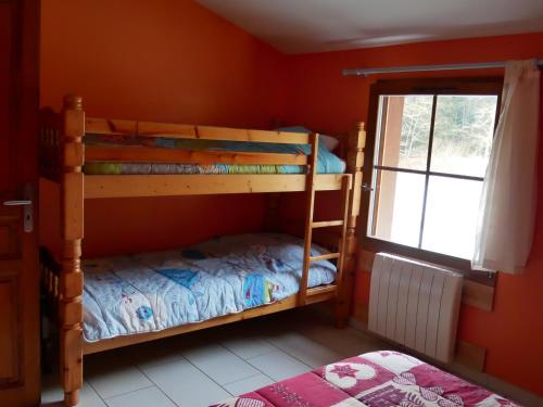 Двухъярусная кровать или двухъярусные кровати в номере Chalet au bord du lac de Longemer