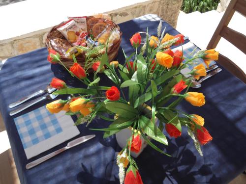 een tafel met een boeket bloemen erop bij Red Rose B&B in Martina Franca