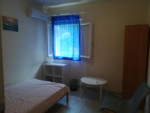 アテネにあるArtemidos Apartmentの小さなベッドルーム(ベッド1台、窓付)