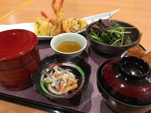 Makanan di atau berdekatan hotel