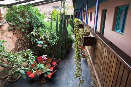 a garden area with plants and a fence at Pisac Inn in Pisac