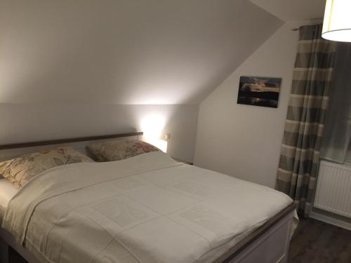 un piccolo letto in una camera con di Ilmperle im Hubertushof a Bad Berka