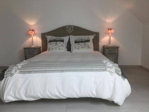Ένα ή περισσότερα κρεβάτια σε δωμάτιο στο Le Clos des Roys