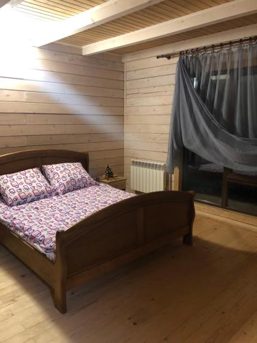 a bedroom with a bed in a room with a window at RIVIERA in Lekechi