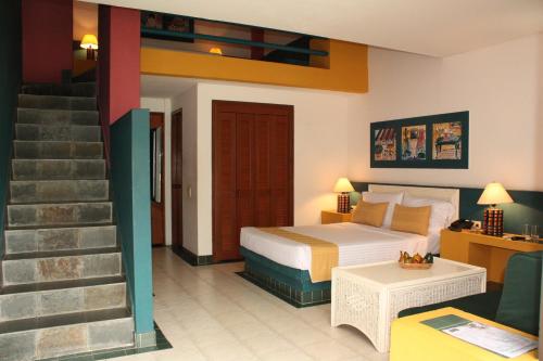 Habitación de hotel con cama y escalera en Hotel Guadaira Resort, en Melgar