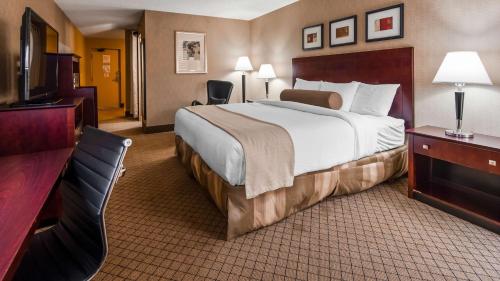 En eller flere senge i et værelse på Best Western Plus York Hotel and Conference Center