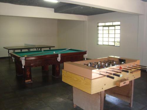 2 mesas de billar en una habitación con en Hotel Pião Mineiro, en Monte Verde