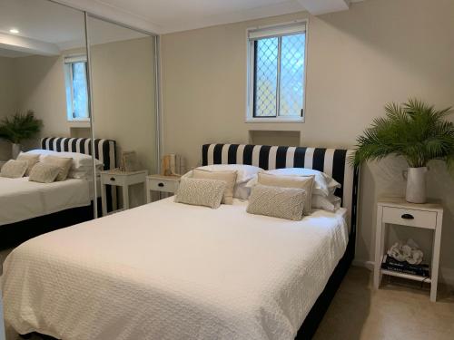 A bed or beds in a room at Waterview Cottage
