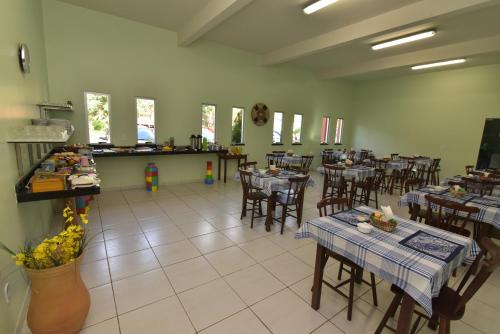 un restaurante con mesas y sillas en una habitación en Pousada Paraíso dos Lençóis, en Barreirinhas