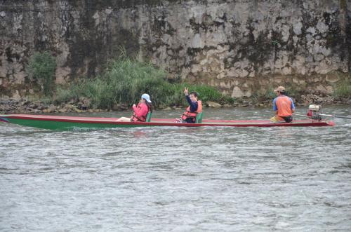un grupo de personas en un barco en el agua en Saksiri Riverside Boutique Hotel en Vang Vieng