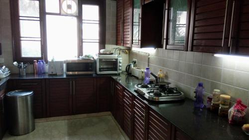 Cuisine ou kitchenette dans l'établissement Short Stay Luxury separate 3BHK in green park near metro with lift MINIMUM 3 NIGHTS