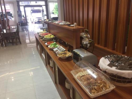 ein Buffet mit vielen verschiedenen Speisen in der Unterkunft Vientiane Garden Villa Hotel in Vientiane