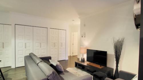 聖讓德博時的住宿－INITIAL - FARMER - Chutes-Montmorency，带沙发和平面电视的客厅