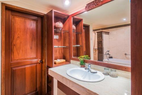 a bathroom with a sink and a bath tub at Samhita Garden Ubud in Ubud