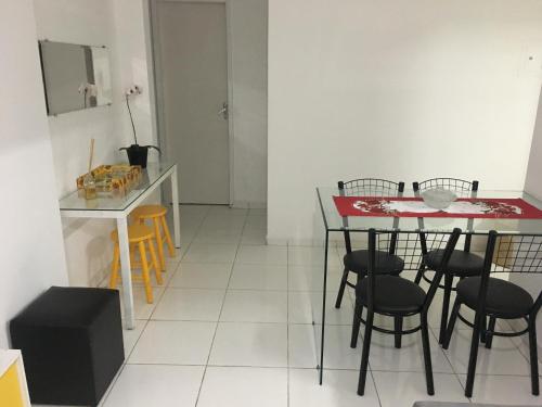 cocina con mesa y sillas en una habitación en Balneário Camboriú lindo apto proximo Mar, en Balneário Camboriú