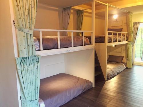 Un ou plusieurs lits superposés dans un hébergement de l'établissement MoMo B&B