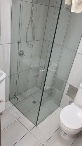 Ένα μπάνιο στο Cedarwood Apartments