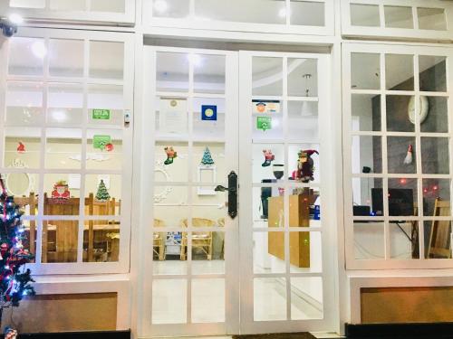 a store window with christmas decorations on it at Daffodils Spice Court in Cochin
