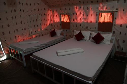 Een bed of bedden in een kamer bij Kaziranga Eco Camp