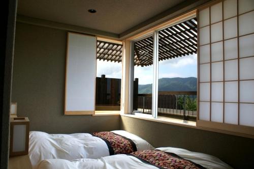 2 letti in una camera con 2 finestre di Nounou Hakone a Hakone