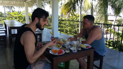 Makanan di atau berdekatan hotel