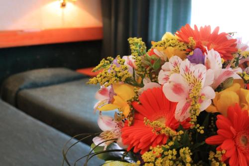 un bouquet de fleurs assis sur une table dans l'établissement Residence Taverna, à Plaisance