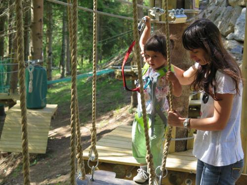 a woman and a little girl playing on a swing at Can Batlló, entorno acojedor y romántico in Molló